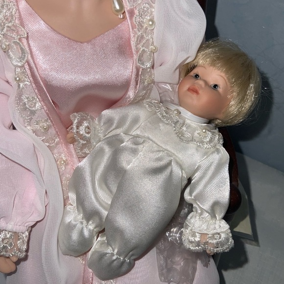 Avon Special Memories Mother's Day Porcelain Doll Bernadette, 2001 NWOB - Picture 3 of 8